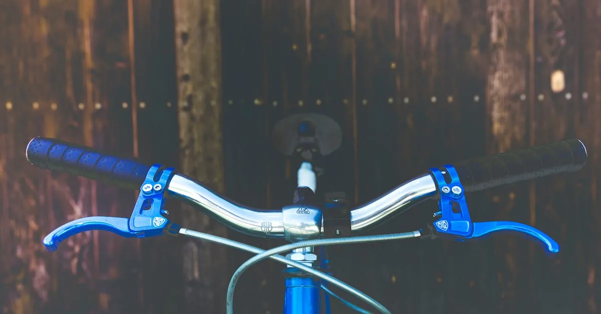 exercice de musculation ciblant le dos et les biceps avec le close grip pulldown pour renforcer et sculpter la partie supérieure du corps.