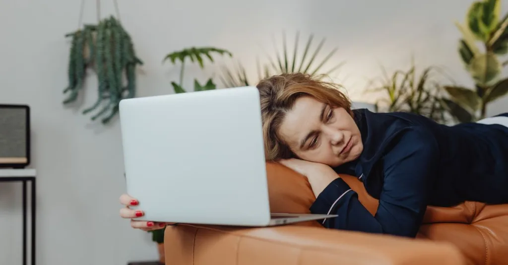 découvrez les causes, symptômes et solutions efficaces pour combattre la fatigue et retrouver votre énergie au quotidien.