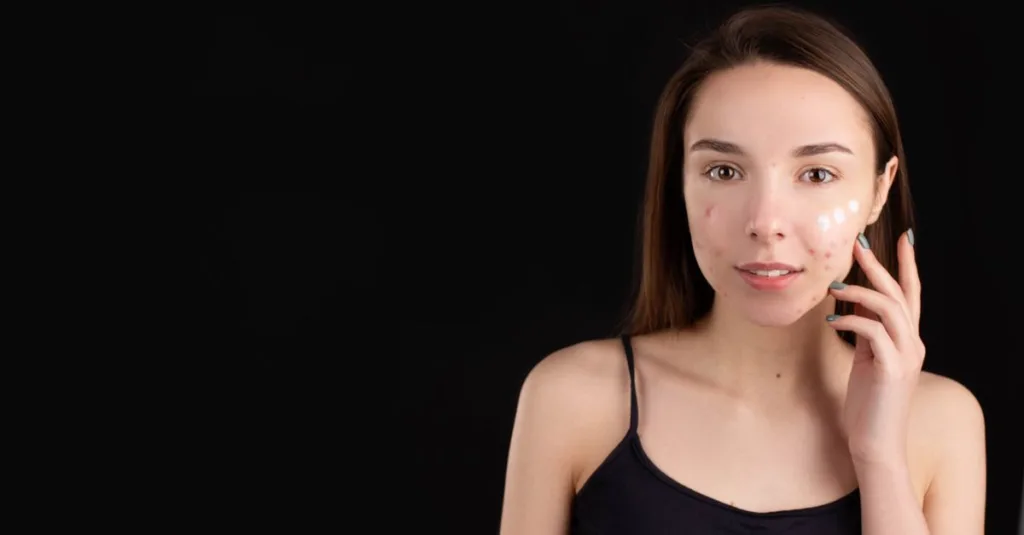 découvrez l'impact de la whey protéine sur l'acné : causes possibles, conseils pour une utilisation adaptée et solutions pour éviter les effets secondaires sur la peau.