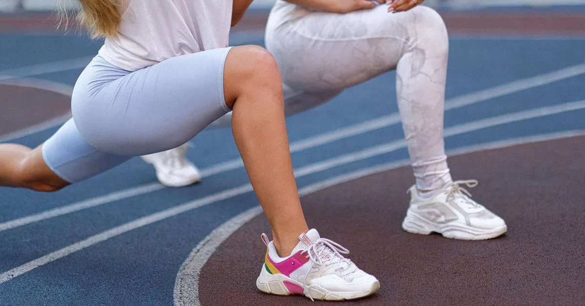 découvrez les différences clés entre l'exercice aérobie et anaérobie, leurs bienfaits respectifs et comment les intégrer efficacement dans votre programme de fitness.