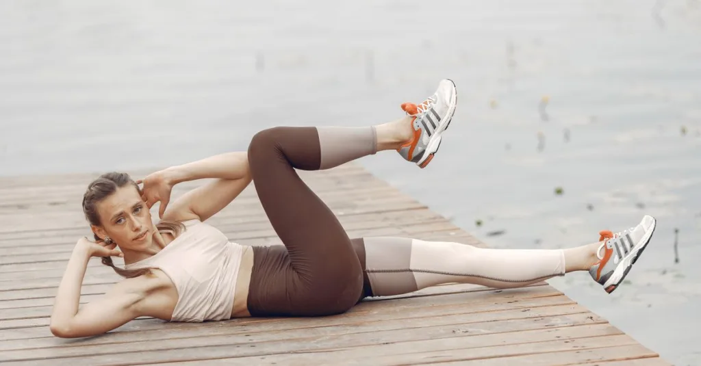 découvrez l'exercice dead bug, parfait pour renforcer votre sangle abdominale et améliorer votre stabilité corporelle grâce à des mouvements contrôlés et sécurisés.