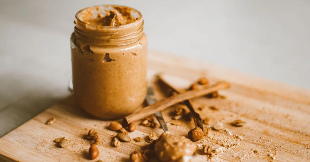 découvrez la quantité de protéines contenue dans une cuillère à soupe de beurre de cacahuète et ses principaux apports nutritionnels.